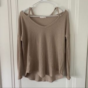 Shoulder cutout light knit long sleeve.